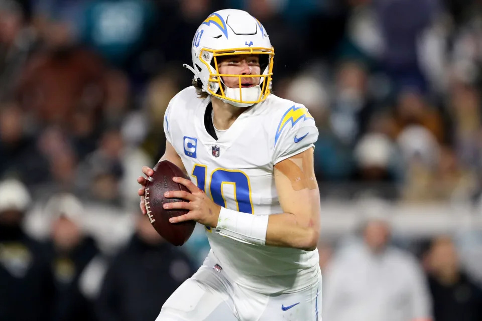 Justin Herbert looks jacked in new OTAs photo for LA