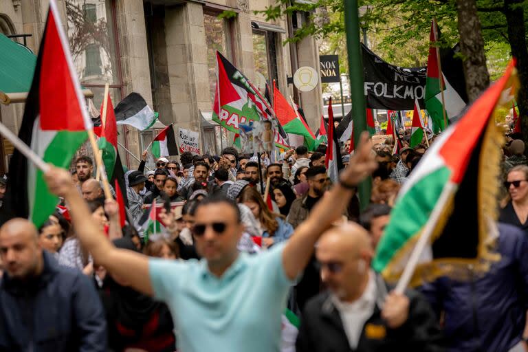 Manifestantes marchan con banderas palestinas en Suecia, en el marco del festival Eurovisión