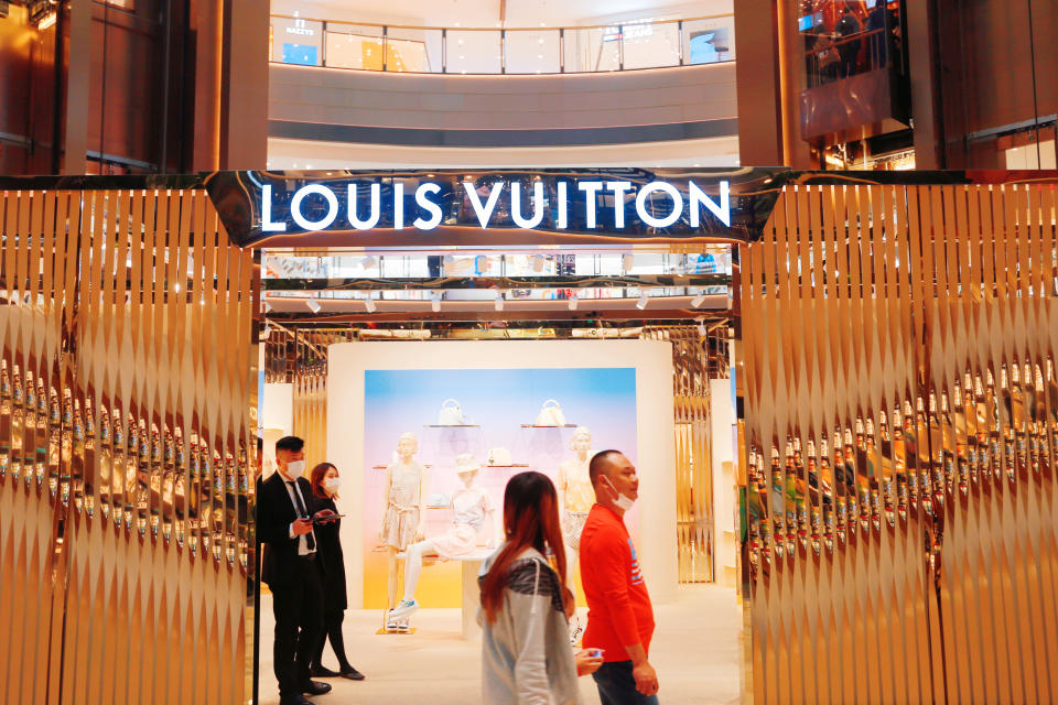 <p>Con una diferencia notable sobre sus rivales en el sector, la firma francesa Louis Vuitton es la marca de lujo con un mayor valor alcanzando los 64.000 millones de euros. (Foto: Costfoto / Barcroft Media / Getty Images).</p> 