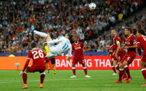 <p>Bale nahm eine Flanke als Fallrückzieher an und versenkte den Ball im Kreuzeck. Liverpools Torwart Karius hatte keine Chance, an den Ball zu kommen. (Bild: Reuters) </p>