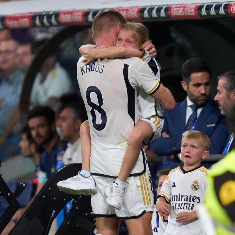 Toni Kroos se abraza a su hija que llora desconsolada en su despedida del Real Madrid el 25 de mayo de 2024