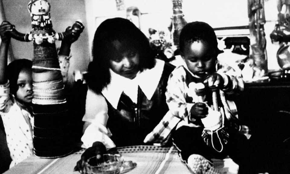 Winnie Mandela with two of her grandchildren in her home in Soweto, 1985