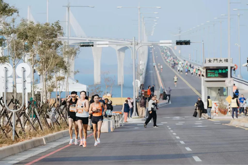 跨海大橋的側風成為金門馬大主角。張芷瑄提供