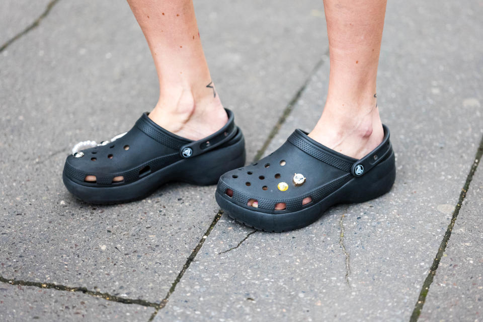 Beliebt, aber nicht gut für die Füße: Crocs. (Bild: Edward Berthelot/Getty Images)