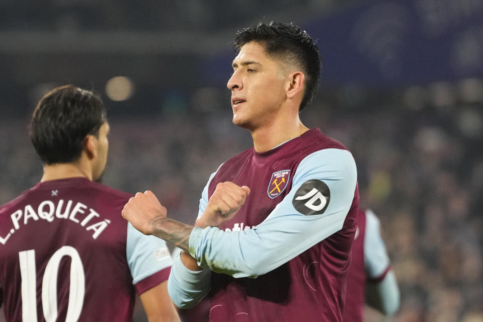 El mexicano Edson Álvarez festeja tras anotar con el West Ham ante el Friburgo, en un partido de la Liga Europa, el jueves 14 de diciembre de 2023 (AP Foto/Kirsty Wigglesworth)