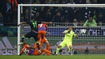 Football Soccer - Borussia Mönchengladbach v Manchester City - UEFA Champions League Group Stage - Group C - Stadion im Borussia-Park, Mönchengladbach, Germany - 23/11/16 Borussia Monchengladbach's Raffael scores their first goal Reuters / Wolfgang Rattay Livepic