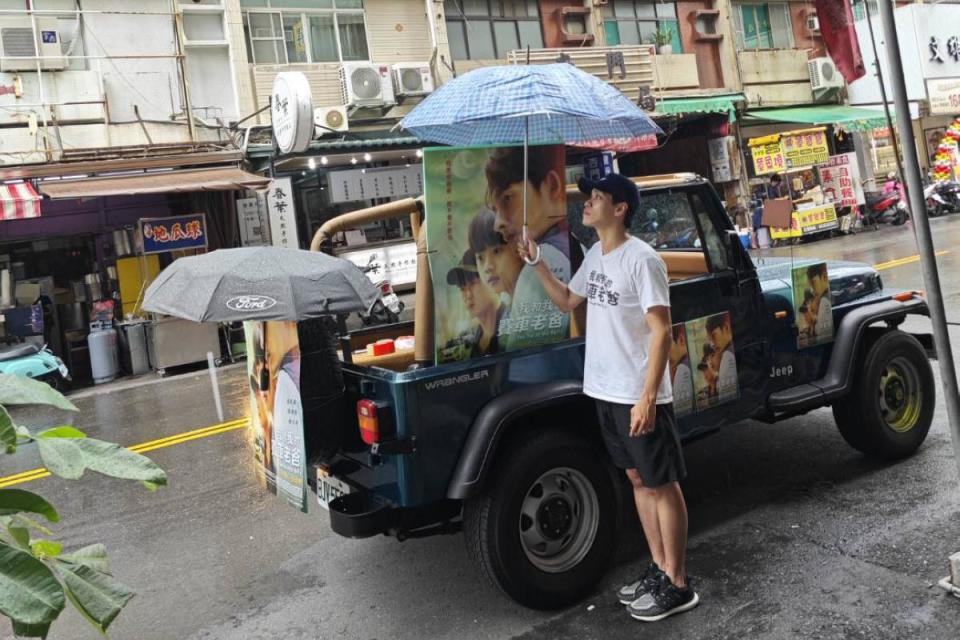 導演張書瑋昨天自費打造「賽爸宣傳車」，冒雨在高雄遊街造勢。（圖／采昌提供）