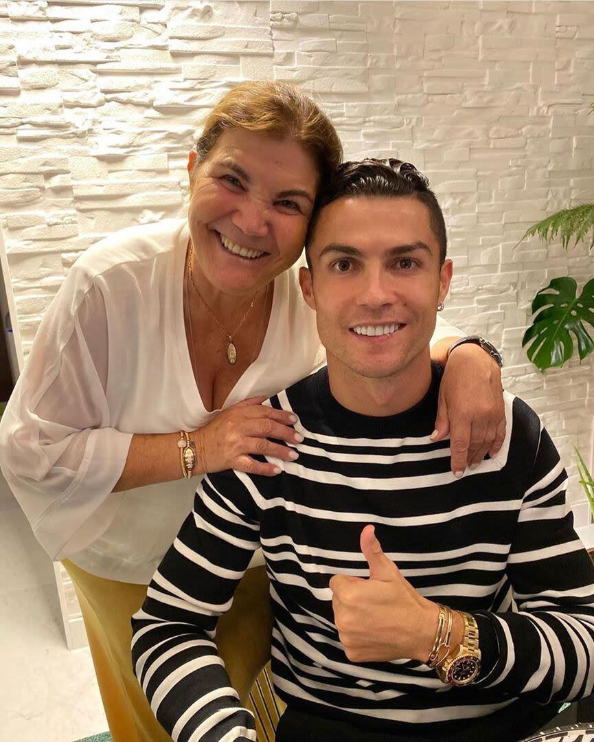 Cristiano Ronaldo, junto a su madre, Dolores Aveiro, a quien obsequió un lujoso auto deportivo