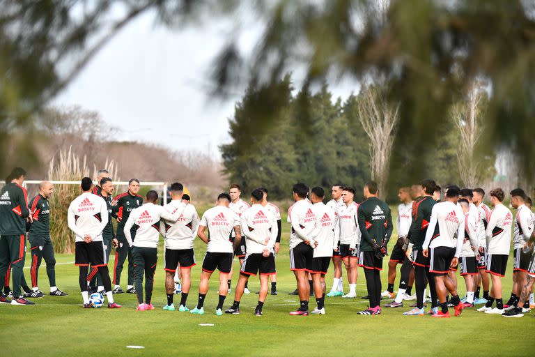 Martín Demichelis al frente del entrenamiento de River