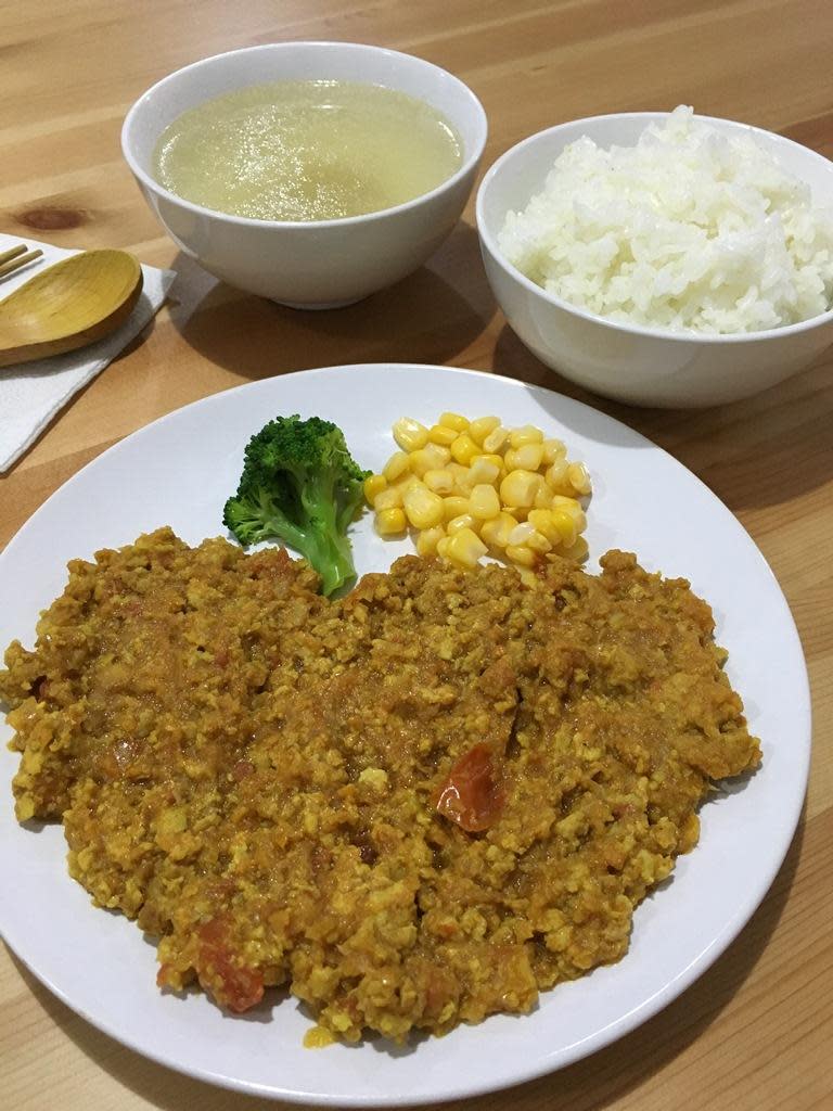 「番茄和豬肉乾咖哩飯定食」的豬肉咖哩噴香有味，又有番茄丁增添一抹清爽，相當家常的味道。（150元／份）