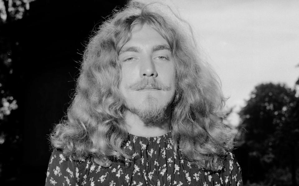 Bei einer Preisverleihung der Musikzeitschrift "Melody Maker", bei der dieses Foto entstand, räumten er und seine Band Led Zeppelin 1970 ab: Robert Plant gewann damals die Auszeichnung als bester britischer Sänger. (Bild: Roger Jackson/Central Press/Getty Images)