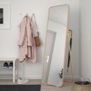 <p>Espejo de pie con marco de madera de Ikea. (99€)</p>