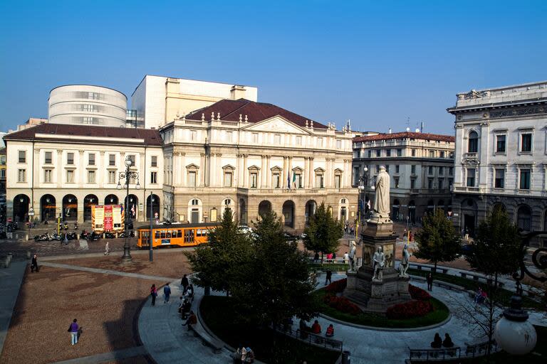 Las dos principales señas particulares de la reforma edilicia que atravesó La Scala saltan a la vista: la torre ovalada y la torre de vuelo emergen tras la fachada neoclásica