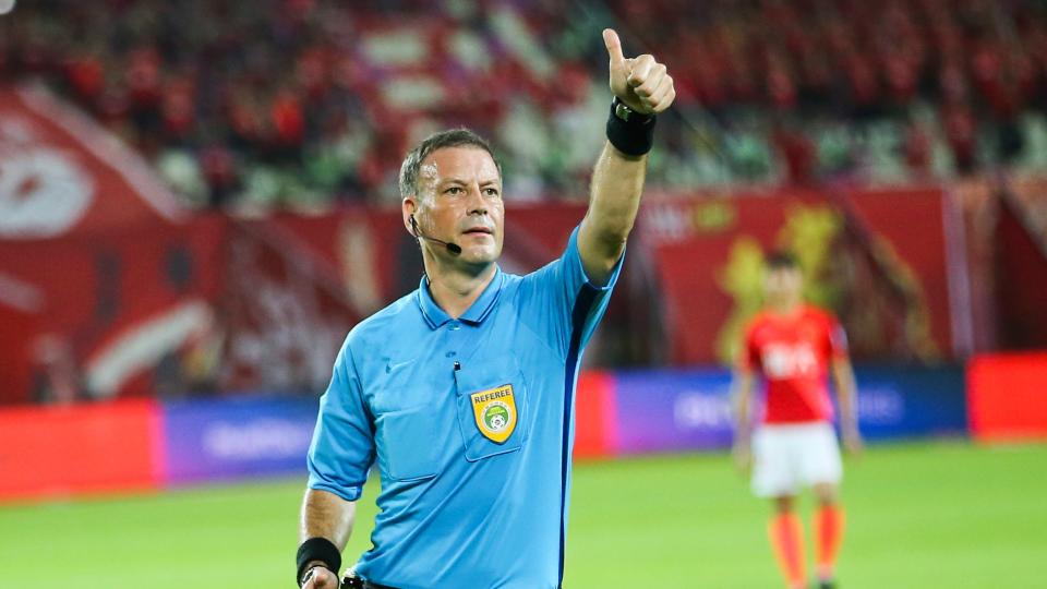 Mark Clattenburg refereeing a football match during the 2019 Chinest Football Association Quarter Final