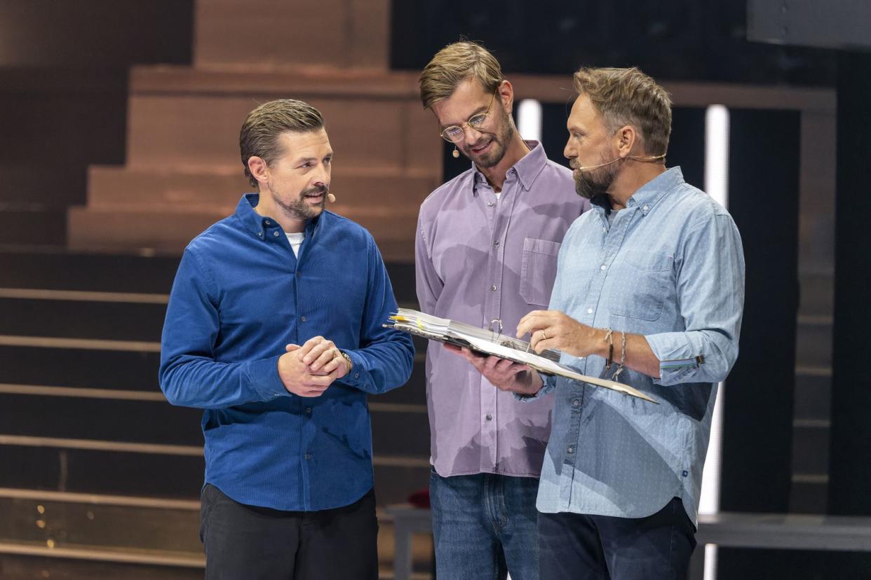 "Ich hab dich auch lieb." Mit Moderator Steven Gätjen frotzeln sich Joko und Klaas permanent. (Bild: ProSieben / Ralf Wilschewski)