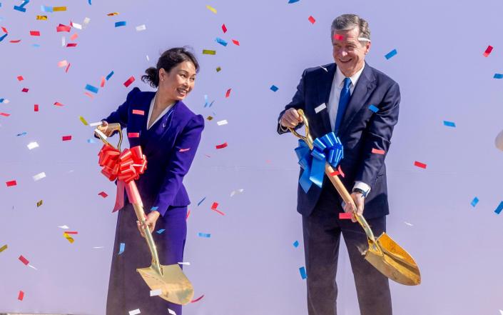 VinFast chief Le Thi Thu Thuy and North Carolina Governor Roy Cooper celebrated breaking ground at the site of a new factory Vinfast in the state