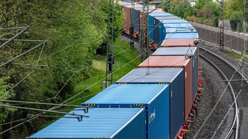 Ein Güterzug mit Containern fährt auf der Schiene südöstlich von Nürnberg.