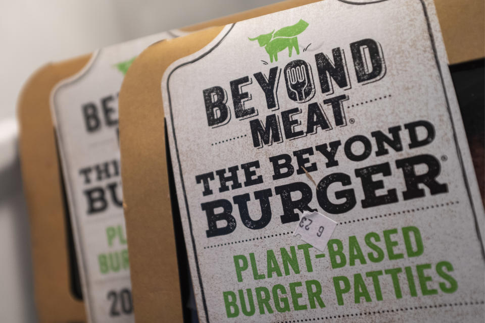 食植物肉致心臟病？Beyond Meat跌落神壇股價蒸發97%。 (Drew Angerer/Getty Images)