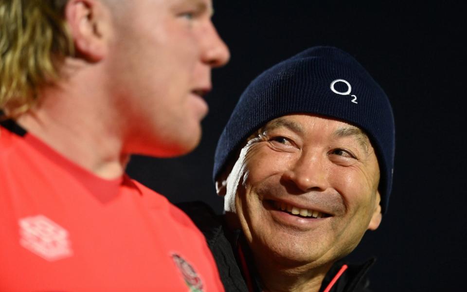 Eddie Jones, Head Coach of England talks to Nic Dolly of England during a training session at Pennyhill Park on November 16, 2021 in Bagshot, England. - GETTY IMAGES