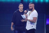 <p>Der vermutlich denkwürdigste TV-Moment des Jahres war der, als sich der Echo selbst abschaffte. Farid Bang und Kollegah bekamen den Musikpreis trotz umstrittener Textzeilen wie “Mein Körper definierter als von Auschwitzinsassen” und sorgten damit für einen Aufschrei der Empörung. Bei der Dankesrede wurden die Skandalrapper ausgebuht. Doch nicht nur das: Zahlreiche andere Künstler wie Marius Müller-Westernhagen gaben ihre gewonnenen Echos zurück. Und noch viel entscheidender: Den “Echo“ wird es nach dem Skandal um Kollegah und Farid Bang nicht mehr geben. (Bild: Getty Images) </p>