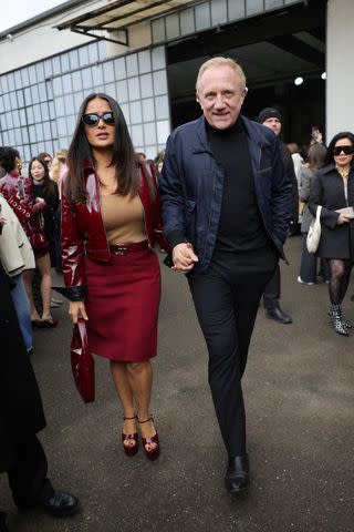 <p>Foto de Jacopo Raule/Getty Images</p> Se ve a Salma Hayek y FranÃ§ois-Henri Pinault llegando al desfile de moda de Gucci durante la Semana de la Moda de MilÃ¡n Ropa de mujer OtoÃ±o/Invierno 2024-2025 el 23 de febrero de 2024 en MilÃ¡n, Italia.