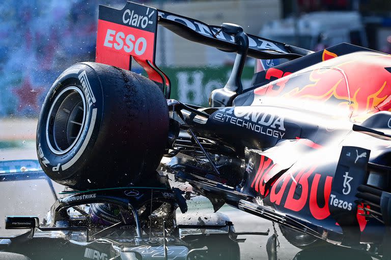 El Red Bull de Max Verstappen encima del Mercedes de Lewis Hamilton en la foto más impactante del Gran Premio de Italia que dejó a los dos pilotos afuera de la carrera