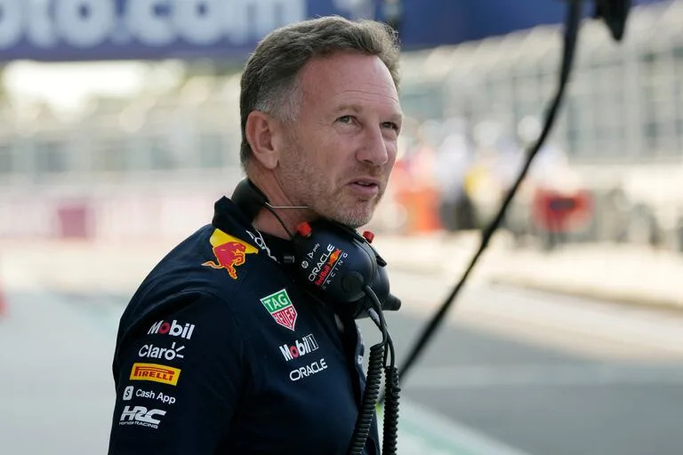 Christian Horner, el director del equipo de Red Bull Racing admitió que los éxitos de Max Verstappen desestimaron el alerta que indicó Sergio Checo Pérez