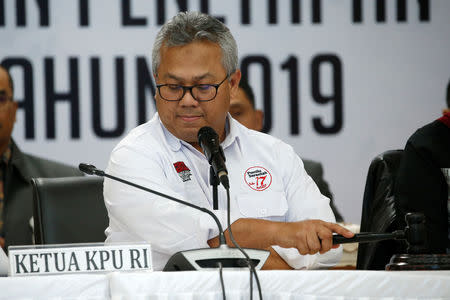 Head of Indonesia's Election Commission Arief Budiman gestures during a plenary meeting and official announcement of the last month presidential election results at General Election Commission (KPU) headquarters in Jakarta, Indonesia, May 21, 2019. REUTERS/Willy Kurniawan