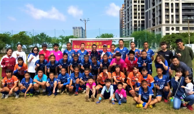由鄭家興與高淑霞帶領的桃園基層足球養成團隊在青埔基地合照。