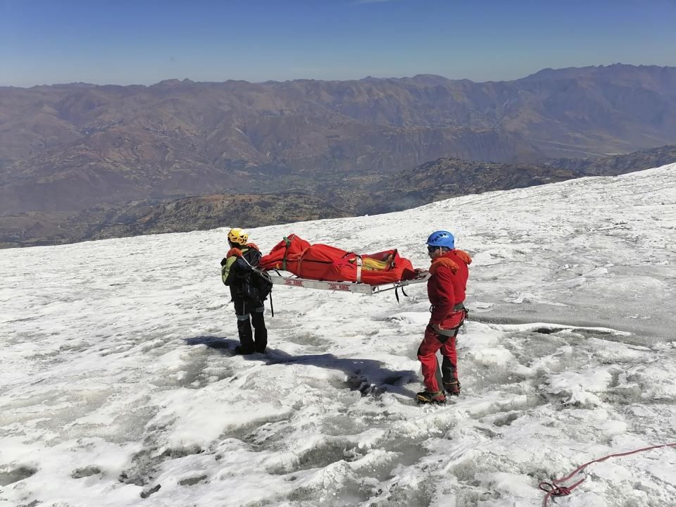 Esta fotografía distribuida por la Policía Nacional de Perú muestra a la policía cargando un cuerpo que identificaron como el del montañista estadounidense William Stampfl, en la montaña Huascarán en Huraz, Perú, el 5 de julio de 2024. Las autoridades peruanas anunciaron el martes 9 de julio de 2024 que se encontró el cuerpo momificado del hombre estadounidense que murió hace 22 años, junto con otros dos alpinistas estadounidenses, luego de que los tres quedaran atrapados en una avalancha. (Policía Nacional de Perú vía AP) Ícono de validado por la comunidad