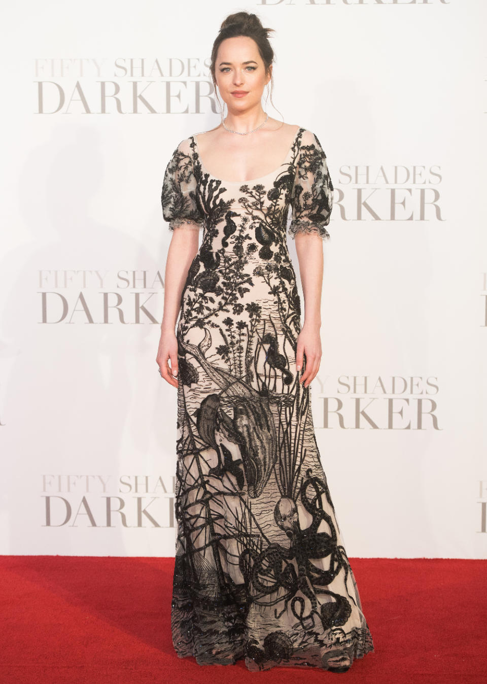 <p>… auf der London-Premiere zeigte sie in Alexander McQueen ihre wunderbare Silhouette. Wird doch, liebe Dakota! (9. Februar 2017, Bild: Getty Images) </p>