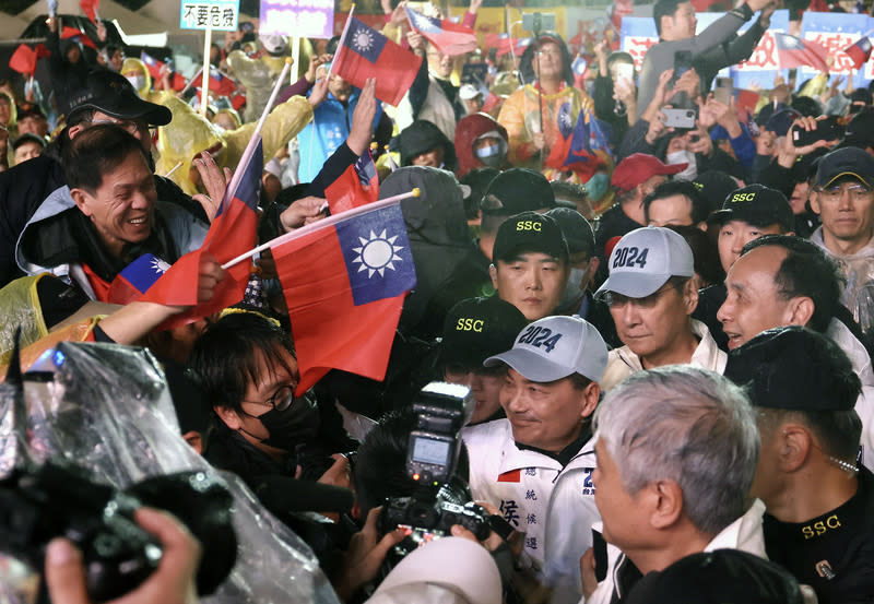 國民黨23日晚間在總統府前凱達格蘭大道舉辦「台灣 平安 人民侯康」造勢晚會，黨籍總統候選人侯友宜 （灰帽者前）、副總統候選人趙少康（灰帽者後）進 場時受到支持者熱烈歡迎。（中央社）