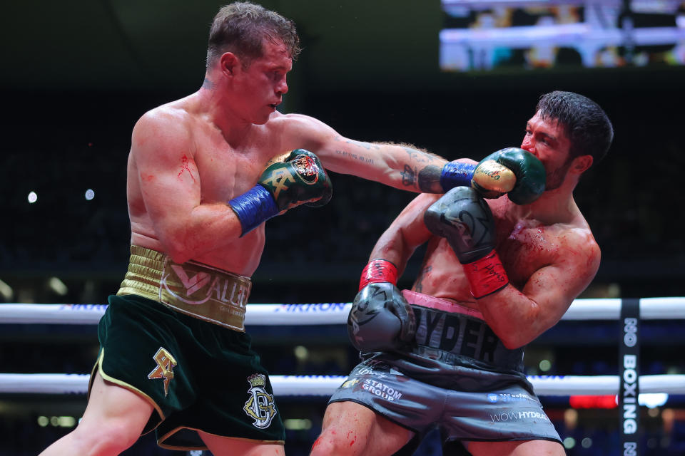  Canelo Alvarez golpea a John Ryder en el Super Middleweight Championship en el Akron Stadium, Zapopan, Mexico. (Hector Vivas/Getty Images)