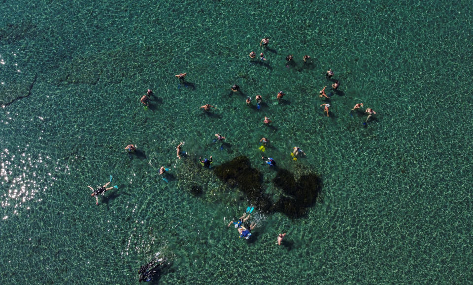 <p>Tanto en la orilla como en el fondo del mar hay carteles que guían a los visitantes mientras bucean entre los restos de esta antigua ciudad. (Foto: Yiannis Kourtoglou / Reuters).</p> 