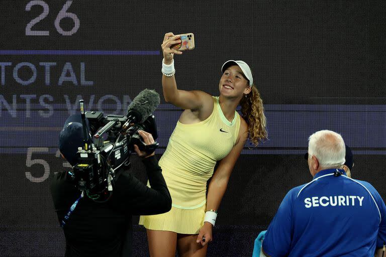 Andreeva y una selfie tras su gran victoria sobre Ons Jabeur 