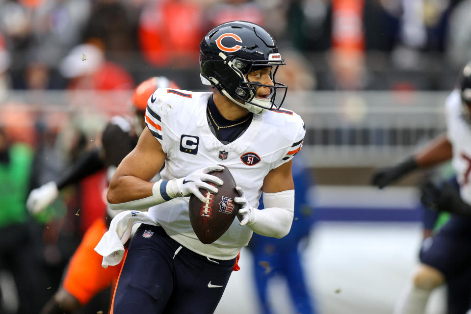 Chicago Bears quarterback Justin Fields (1) 