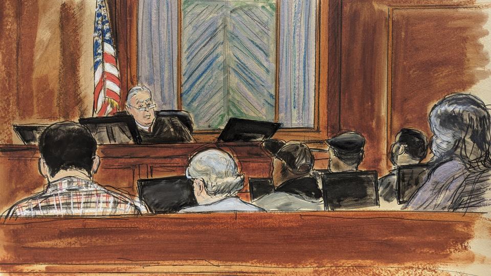 En este dibujo de la corte, el juez Lewis Kaplan lee las instrucciones al jurado previo a sus deliberaciones en un tribunal federal de Manhattan, el martes 9 de mayo de 2023, en Nueva York. (Elizabeth Williams via AP)