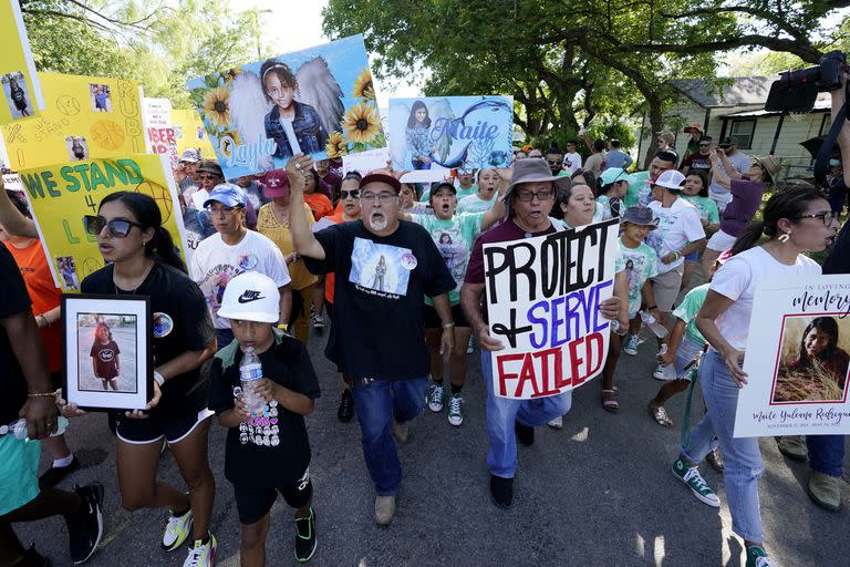 Familiares y amigos de las víctimas del ataque armado ocurrido en la escuela primaria Robb realizan una marcha, el domingo 10 de julio de 2022, en Uvalde, Texas