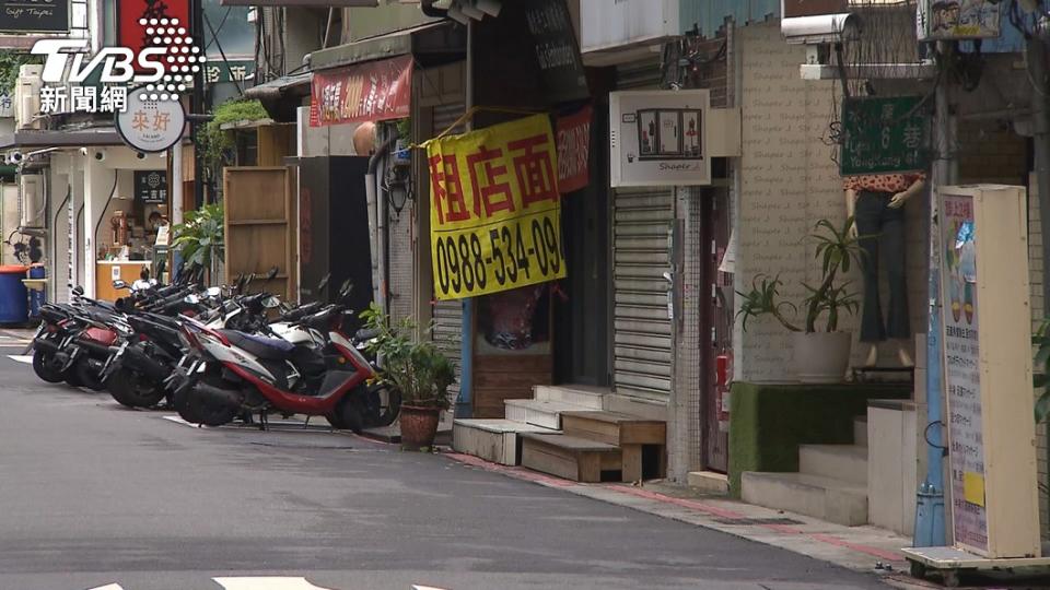 全台實施三級警戒後，許多商家不敵疫情紛紛關閉。（圖／TVBS）