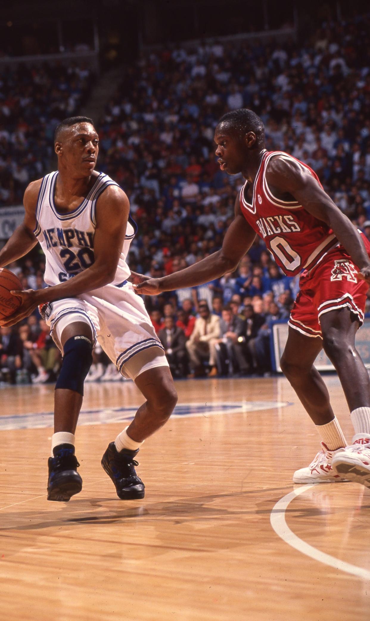 Memphis State's Tony Madlock, left, works against Arkansas' Robert Shepherd on Feb. 8, 1992, at The Pyramid.