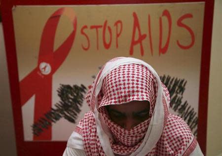 A man living with HIV covers his face to avoid being identified due to fear of discrimination at a Saudi Charity Association for AIDS Patients in Jeddah July 19, 2010. REUTERS/Susan Baaghil/Files