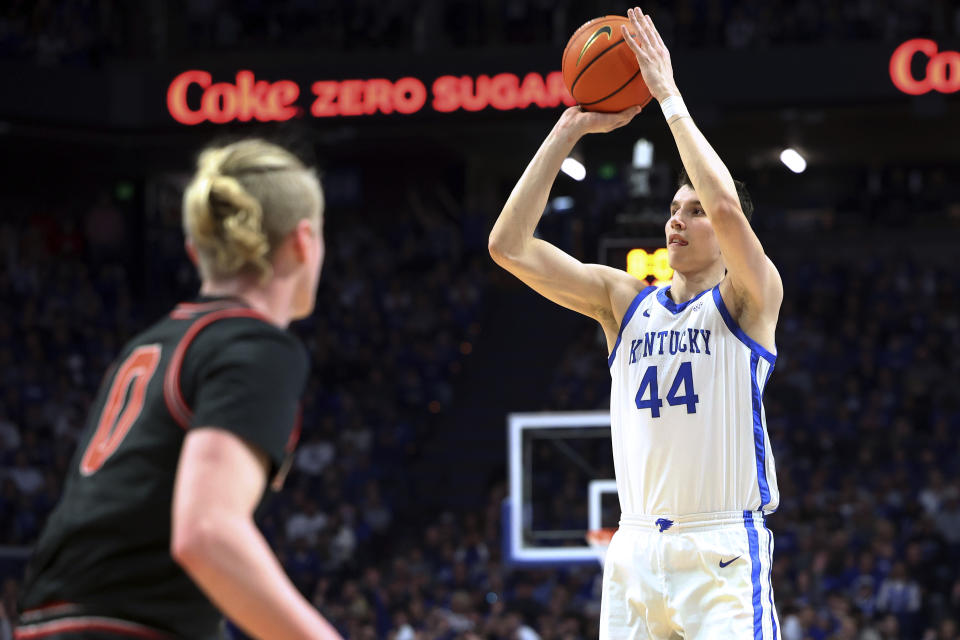 Kentucky's Zvonimir Ivisic (44) shoots as Georgia's Blue Cain watches during the first half of an NCAA college basketball game Saturday, Jan. 20, 2024, in Lexington, Ky. (AP Photo/James Crisp)