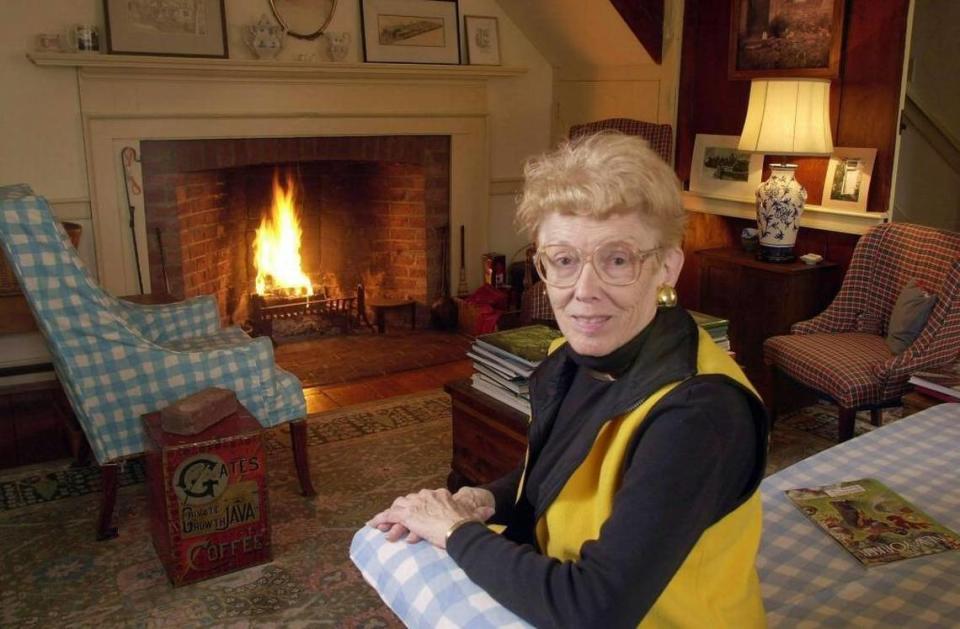 Bettye Lee Mastin in her 1795 Lexington home in January 2001, shortly after she retired after more than 50 years as the Herald-Leader’s home writer.