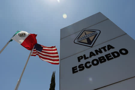 <p><span>Banderas de EEUU y México situadas en la entrada de la planta de ensamblaje de camiones que Navistar posee en Escobedo, en los alrededores de Monterrey, México. REUTERS/Daniel Becerril/Files</span> </p>