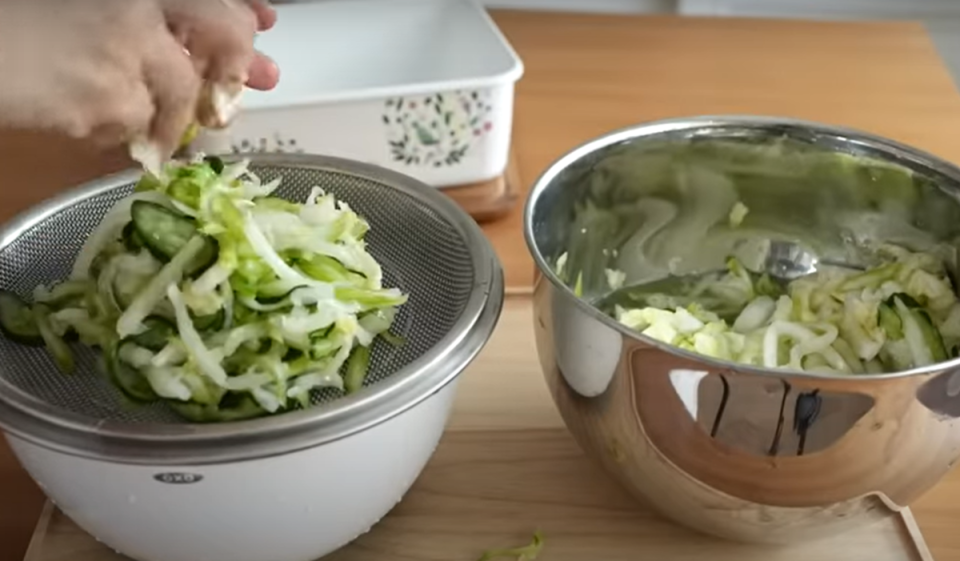 待30分鐘過後，將醃漬過的蔬菜用力擠壓出水分。