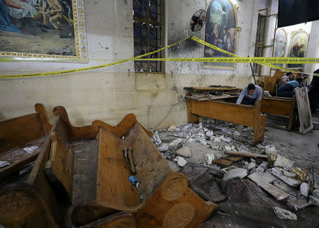 Foto del domingo de una iglesia copta en Egipto tras un atentado con bomba. Abr 9, 2017. Al menos 44 personas murieron y más de 100 resultaron heridas el domingo por dos ataques con bomba en iglesias coptas de Egipto, en eventos que generaron ira y temor entre los cristianos y el despliegue del Ejército en todo el país. REUTERS/Mohamed Abd El Ghany