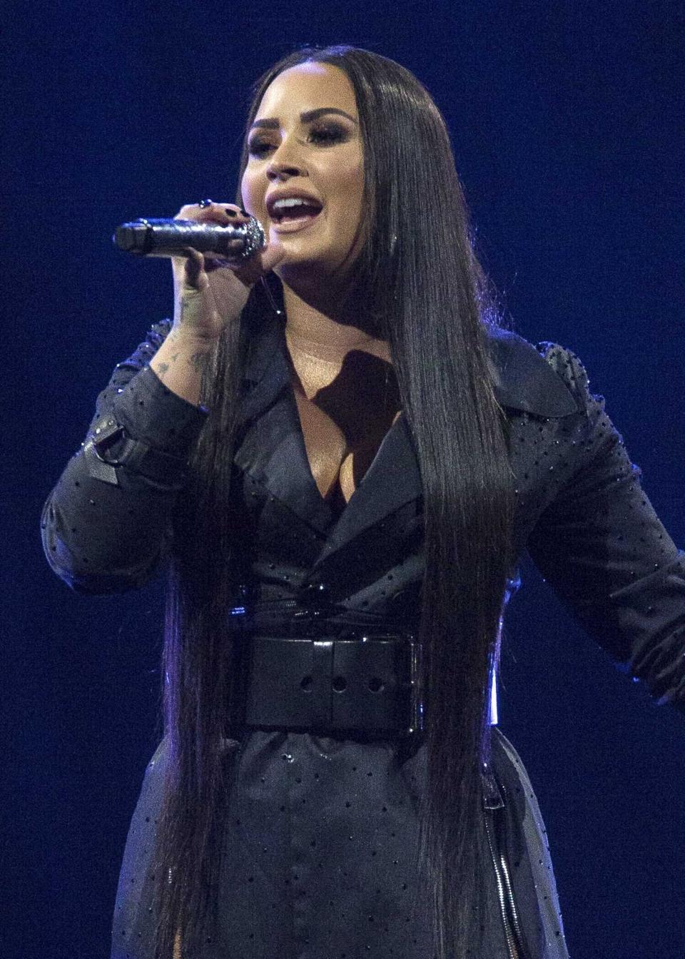 ARCHIVO - Demi Lovato se presenta en la O2 Arena de Londres el 25 de junio de 2018. Lovato reveló el miércoles 19 de mayo de 2021 que se identifica como una persona no binaria y que está cambiando sus pronombres, y dijo a sus fans que tomó la decisión luego de hacer un “trabajo autorreflexivo”. (Foto por Joel C Ryan/Invision/AP, Archivo)