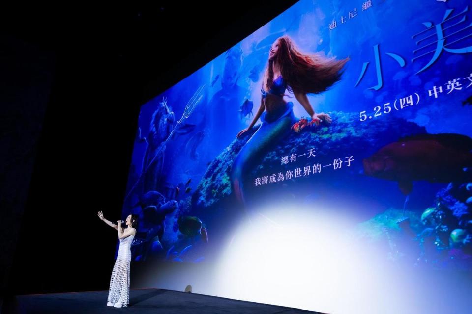 中文版愛麗兒配音、演唱中文主題曲的閻奕格，首度現場獻唱主題曲〈嚮往的世界〉。（迪士尼提供）