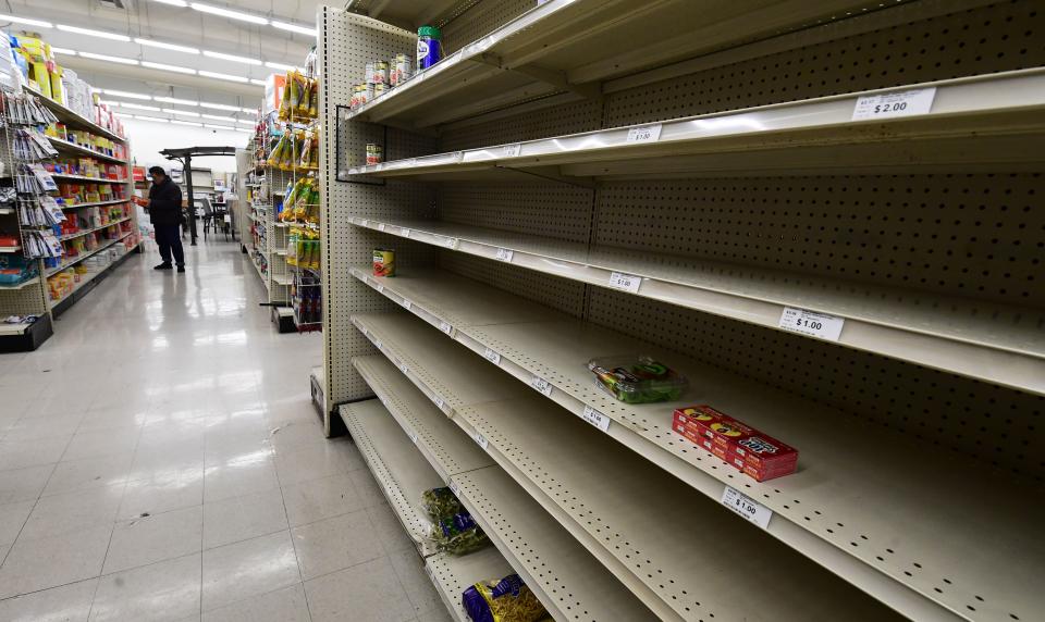 Estanterías casi vacías en un supermercado de Alhambra, California (Estados Unidos), el 15 de marzo. (Foto: Frederik J. Brown / AFP / Getty Images).