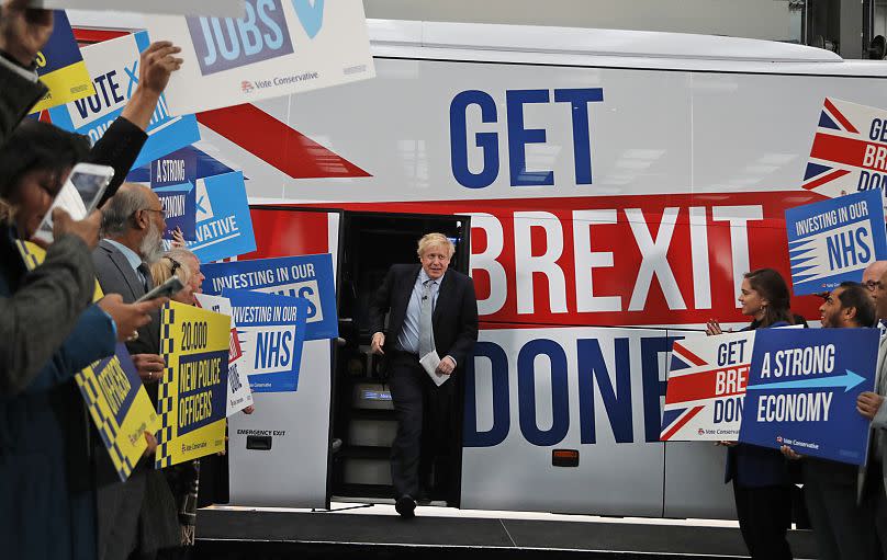 Le Premier ministre britannique Boris Johnson s'adresse à ses partisans avant de monter dans son bus de campagne pour les élections générales à Manchester, en novembre 2019.